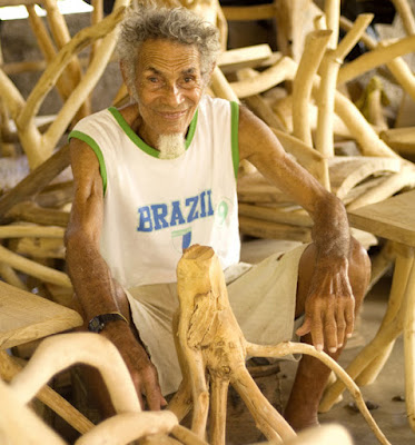 Seu Fernando fazendo artesanato na Ilha do Ferro